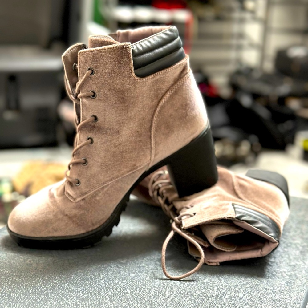 Madden Girl Size 10 Dusty Pink Velvet combat boots